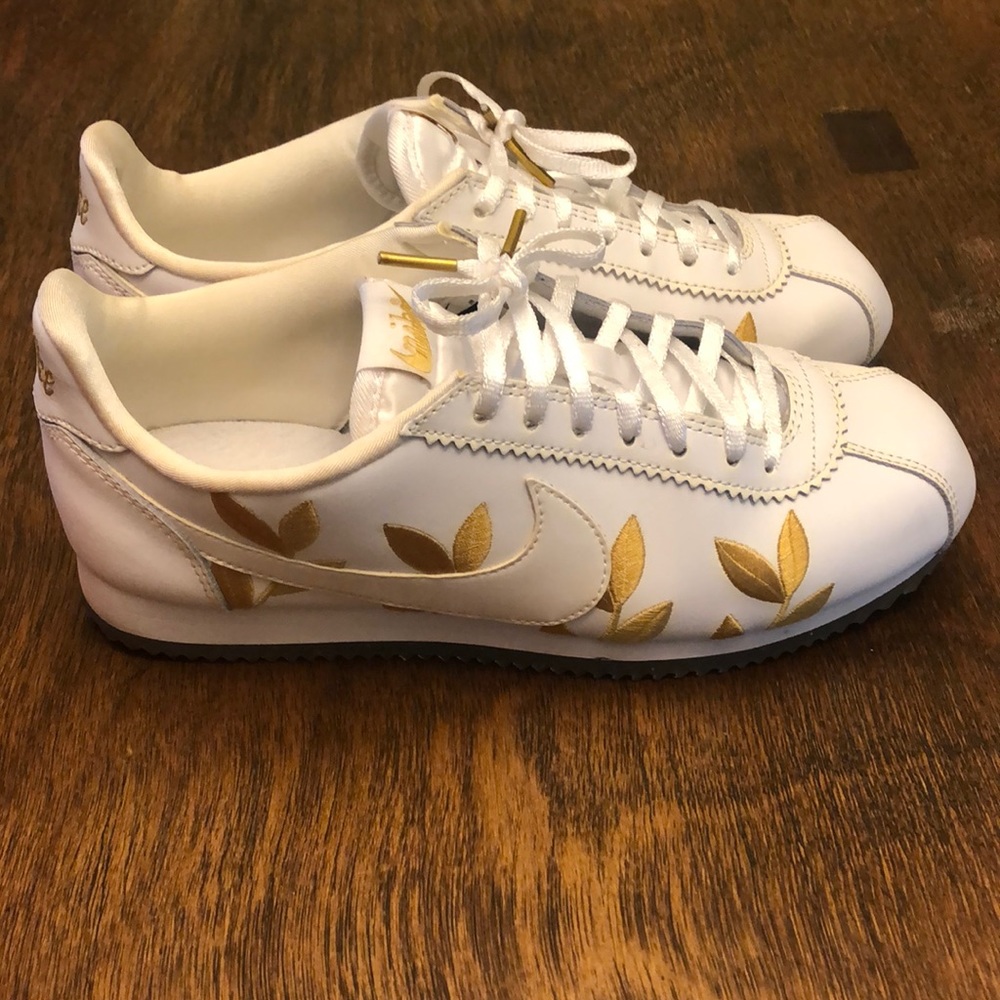 Gold leaf white tennis shoes